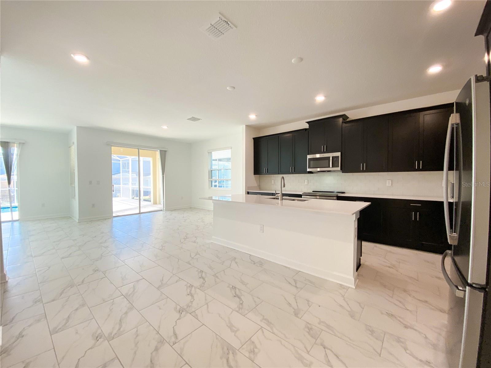977 Leader St Property Photo 4