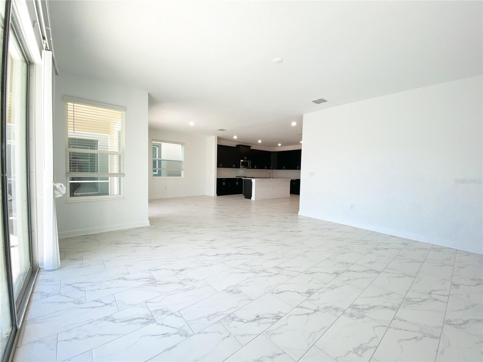 977 Leader St Property Photo 5