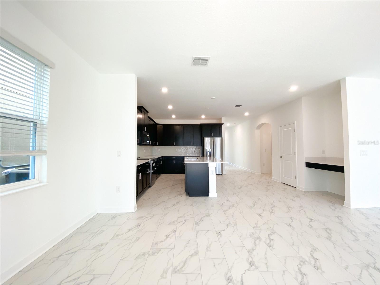 977 Leader St Property Photo 6