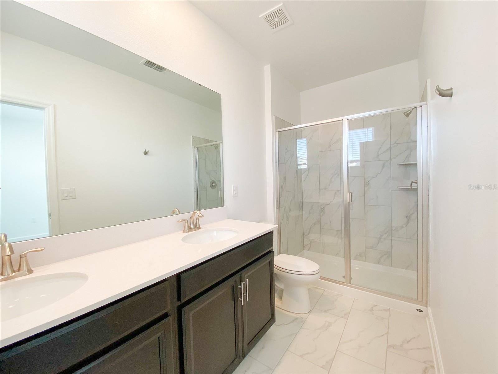 977 Leader St Property Photo 16