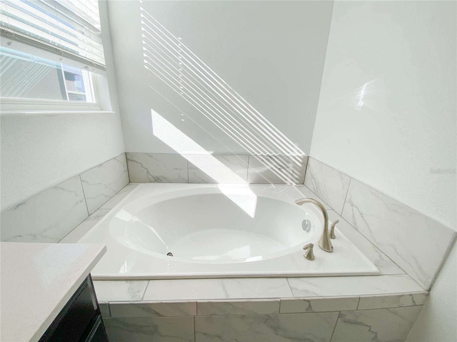 977 Leader St Property Photo 21