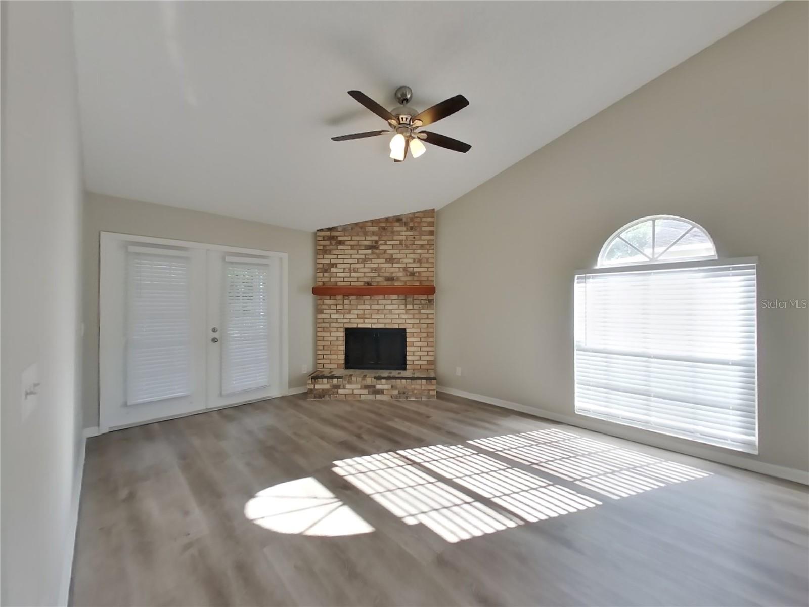 O6433833 Property Photo 2