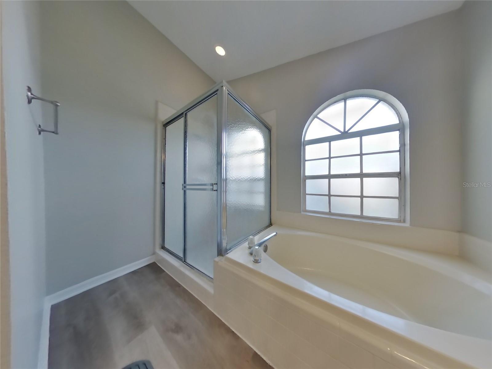 O6433833 Property Photo 12