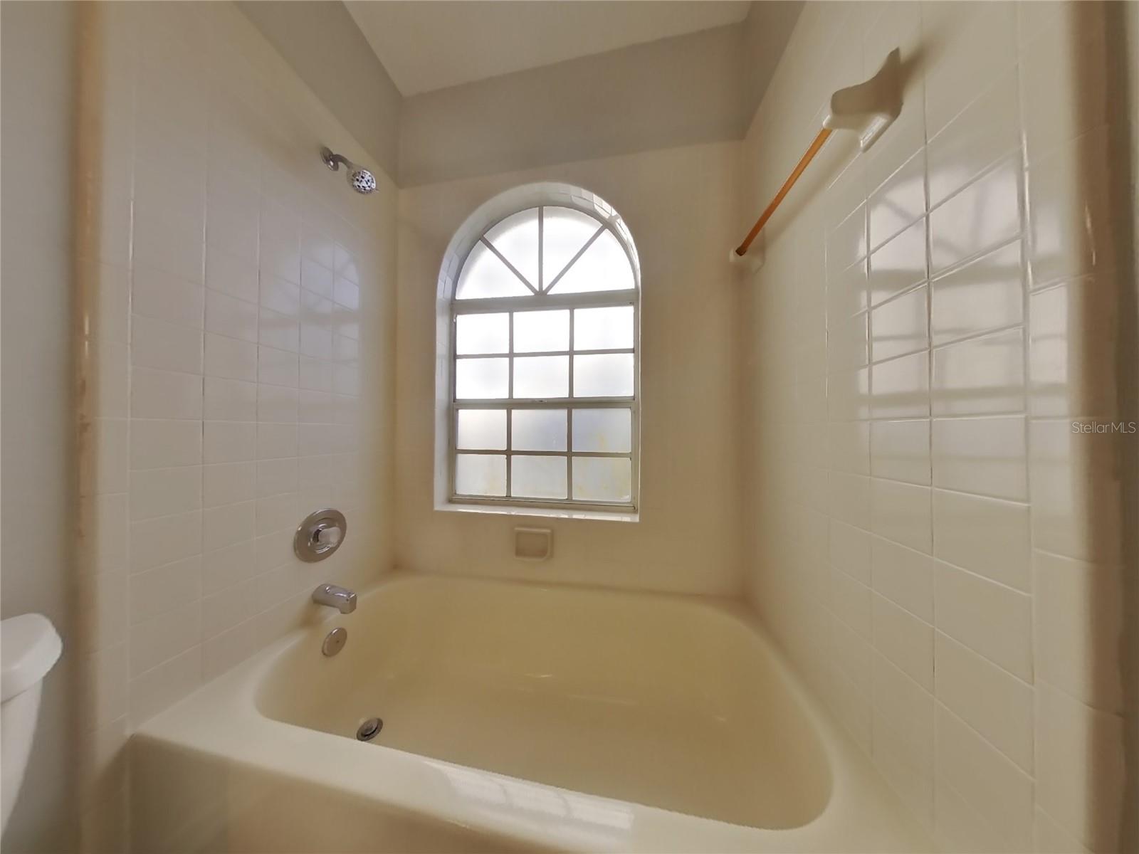O6433833 Property Photo 17