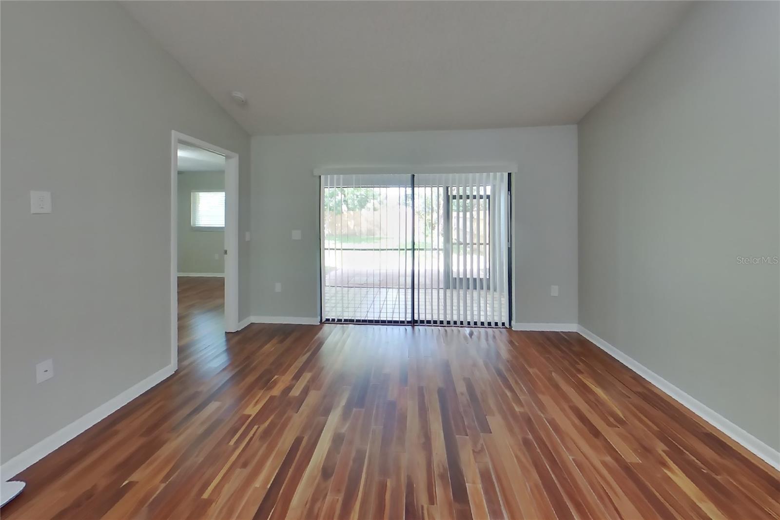O6433837 Property Photo 2
