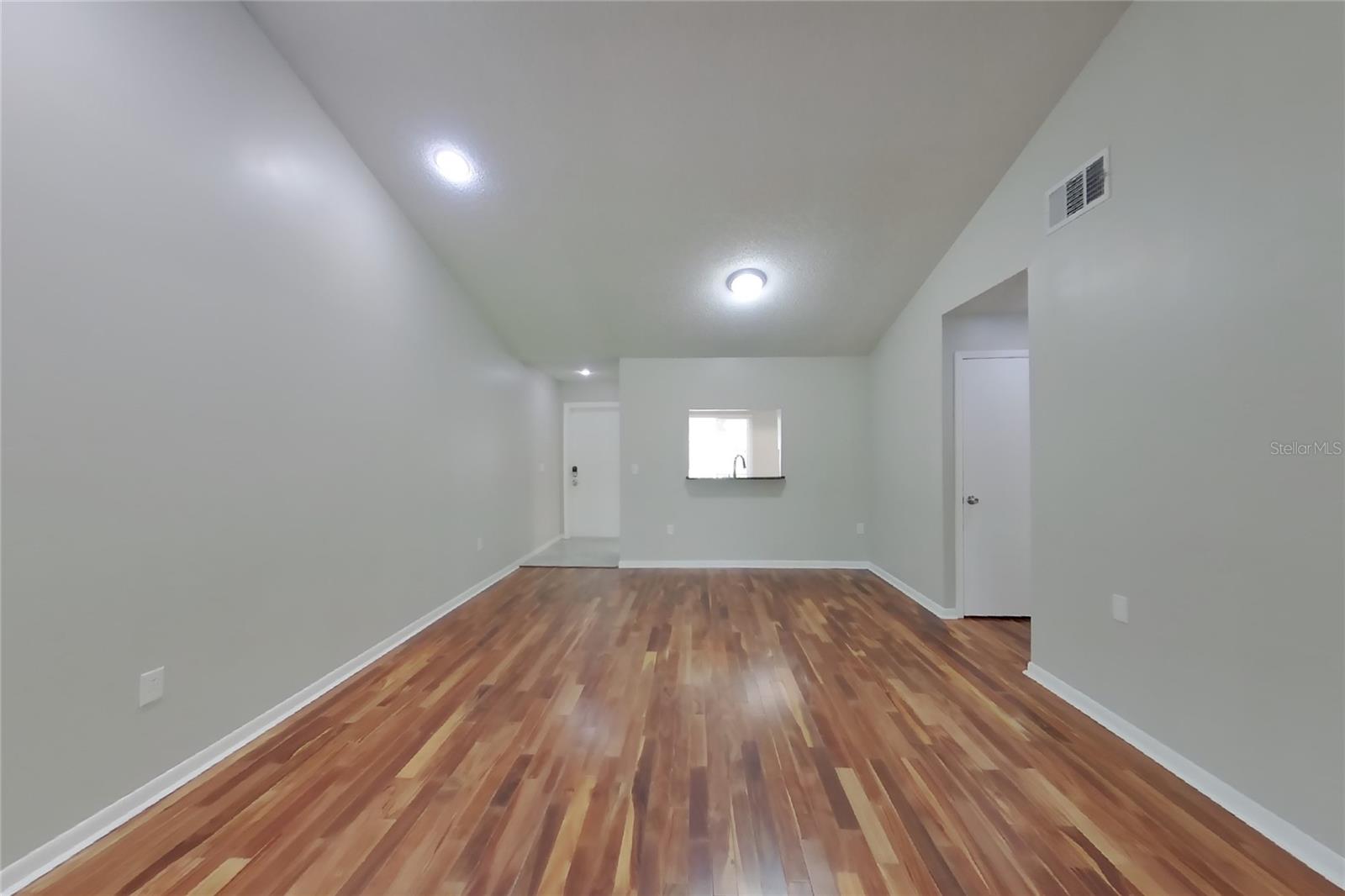 O6433837 Property Photo 3