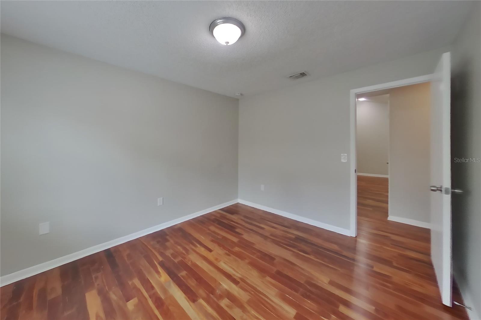 O6433837 Property Photo 11