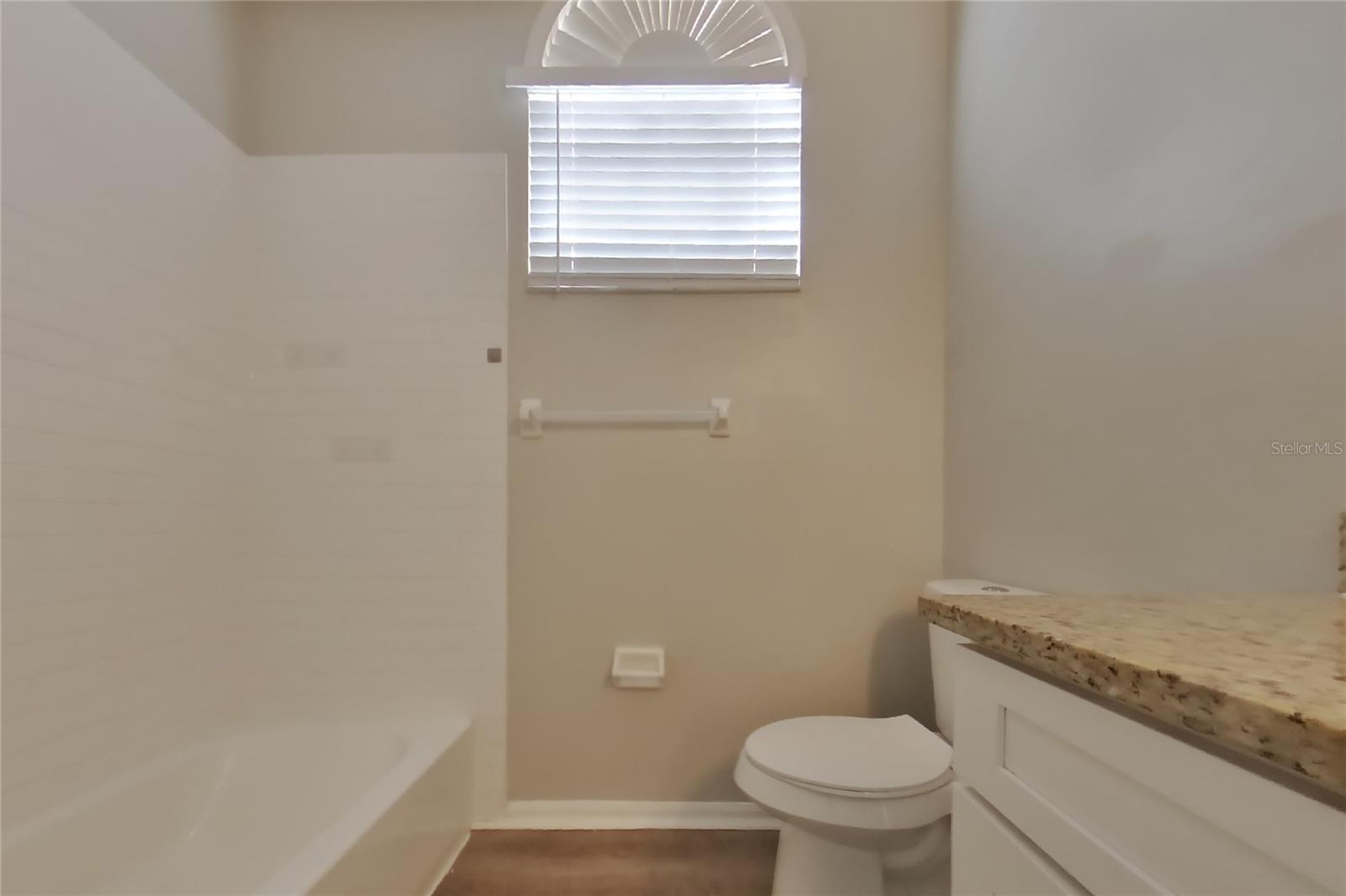 O6433839 Property Photo 8