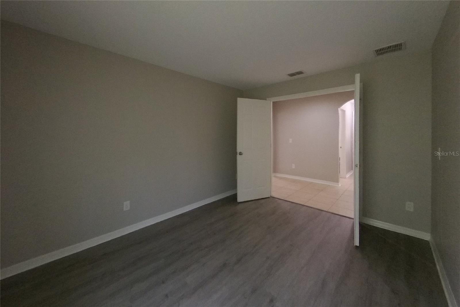O6433852 Property Photo 12