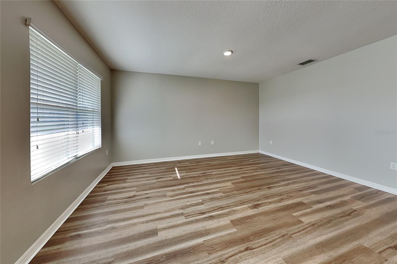 O6433856 Property Photo 2