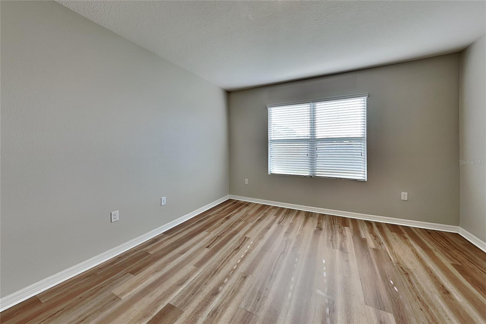 O6433856 Property Photo 8