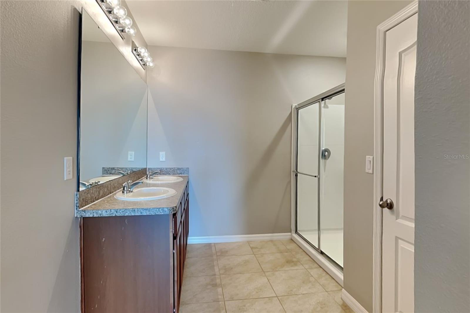 O6433856 Property Photo 9