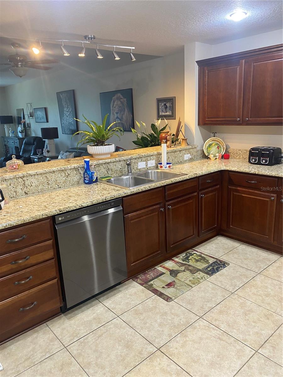 O6433900 Property Photo 10