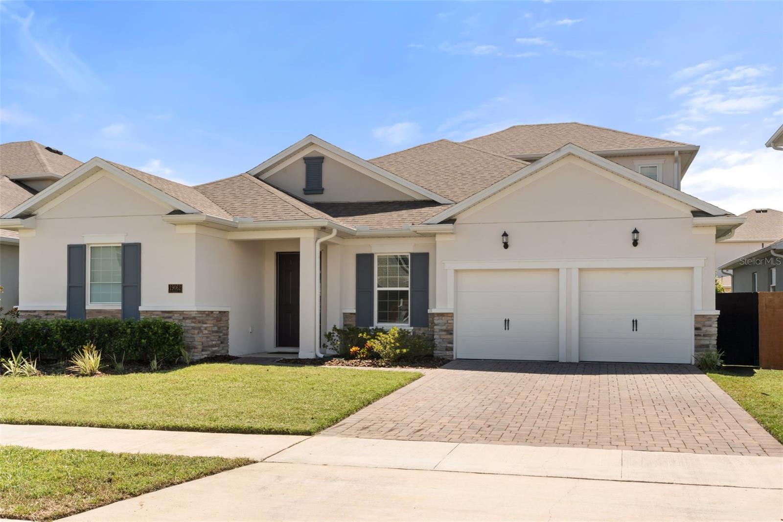 19062 Blueleaf St Property Photo 2