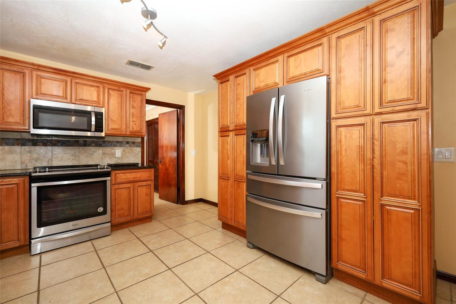 1534 Perez St Property Photo 5