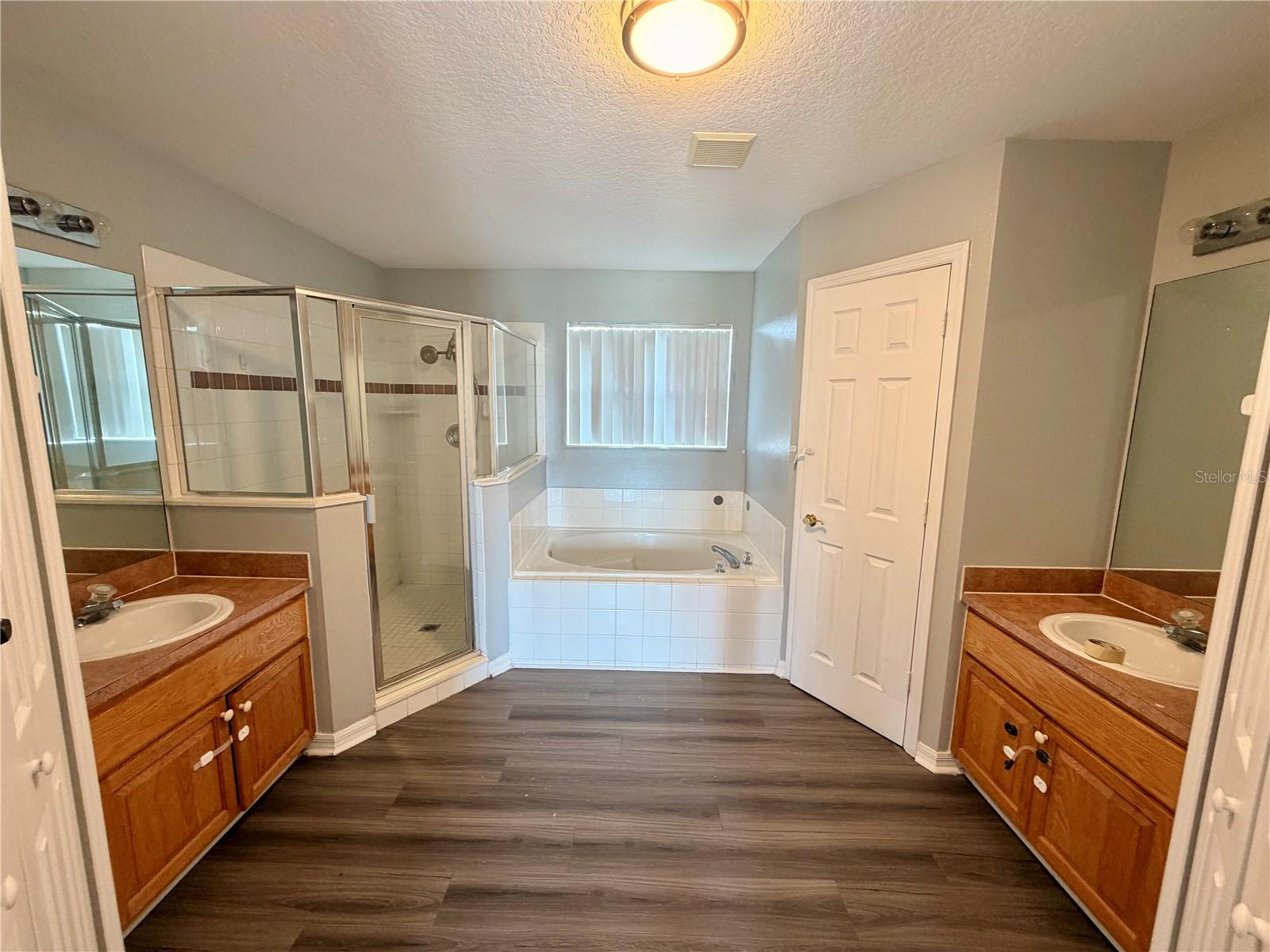 1202 Cumbrian Lakes Ct Property Photo 39