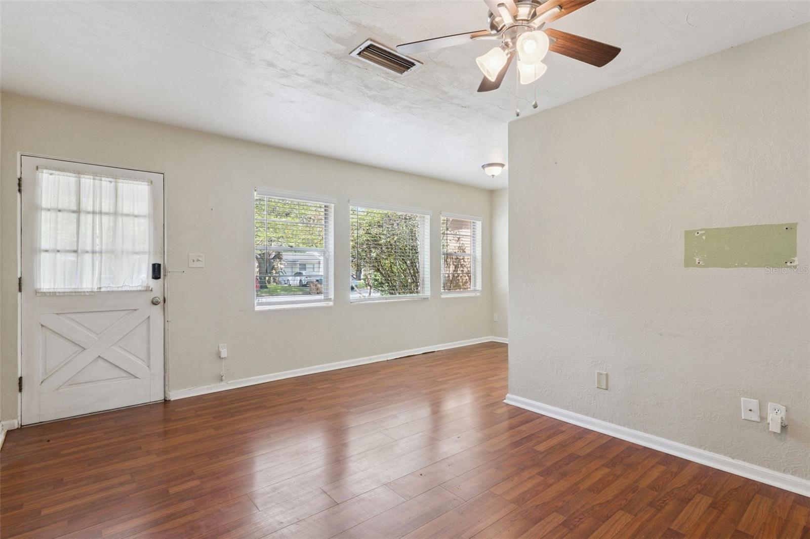 1904 Valencia Rd Property Photo 3