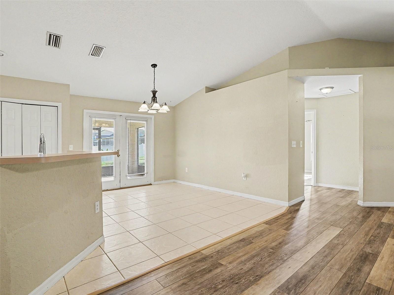 121 Shaddock Dr Property Photo 7