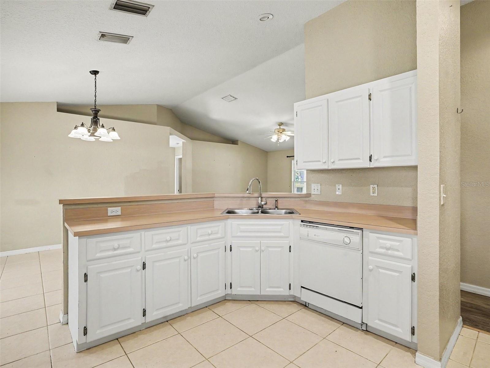 121 Shaddock Dr Property Photo 13