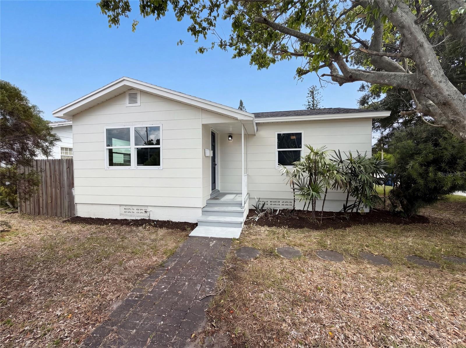 2596 38th Ave N Property Photo 1