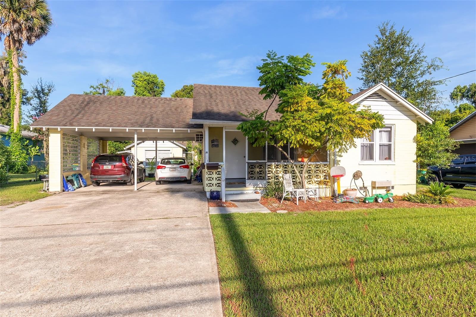 220 N ADELLE AVE