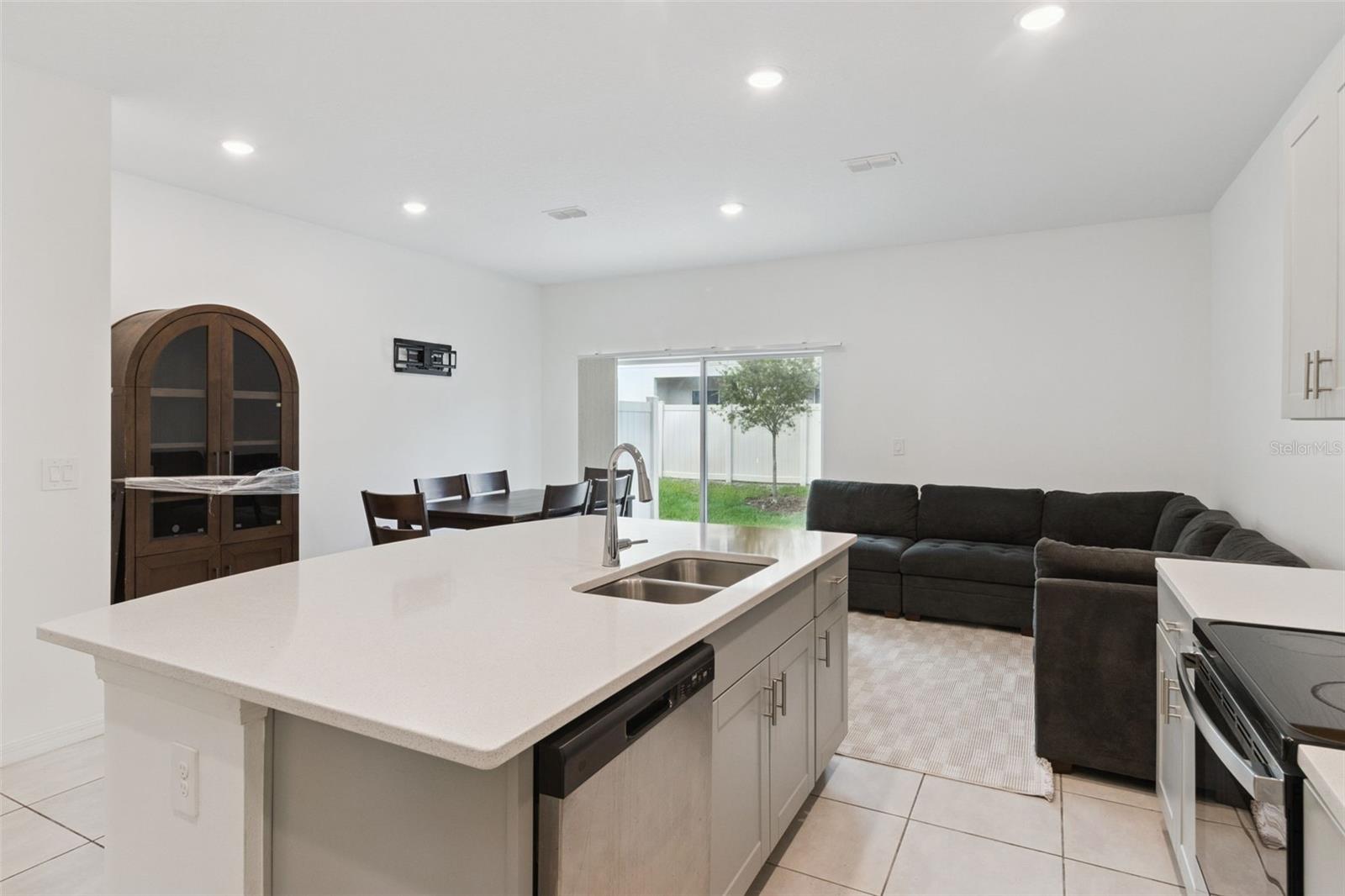 2251 Portrait St Property Photo 2