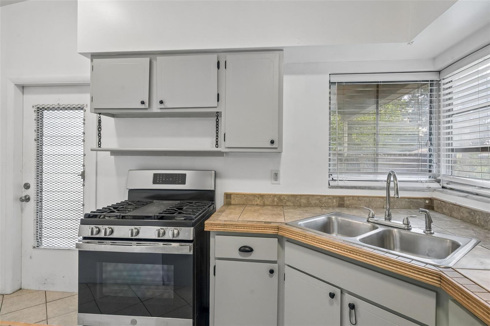 572 E Normandy Blvd Property Photo 14