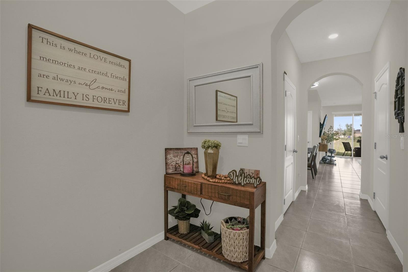 1359 Isleta Loop Property Photo 4