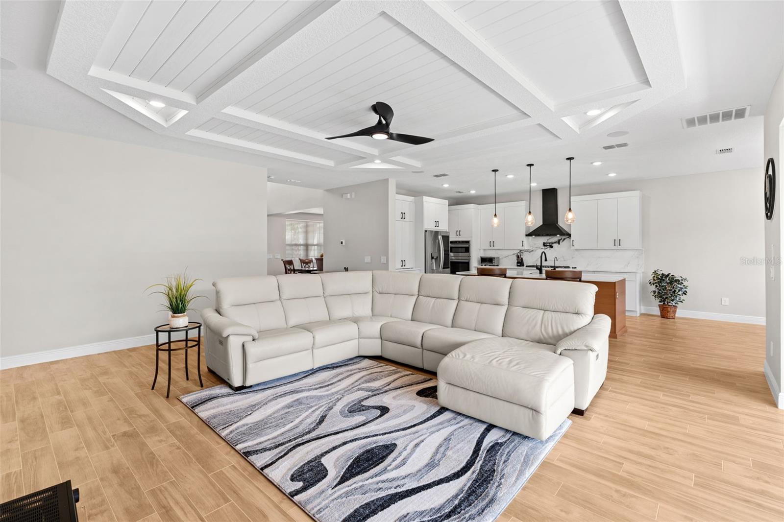 1072 Pando Loop Property Photo 3