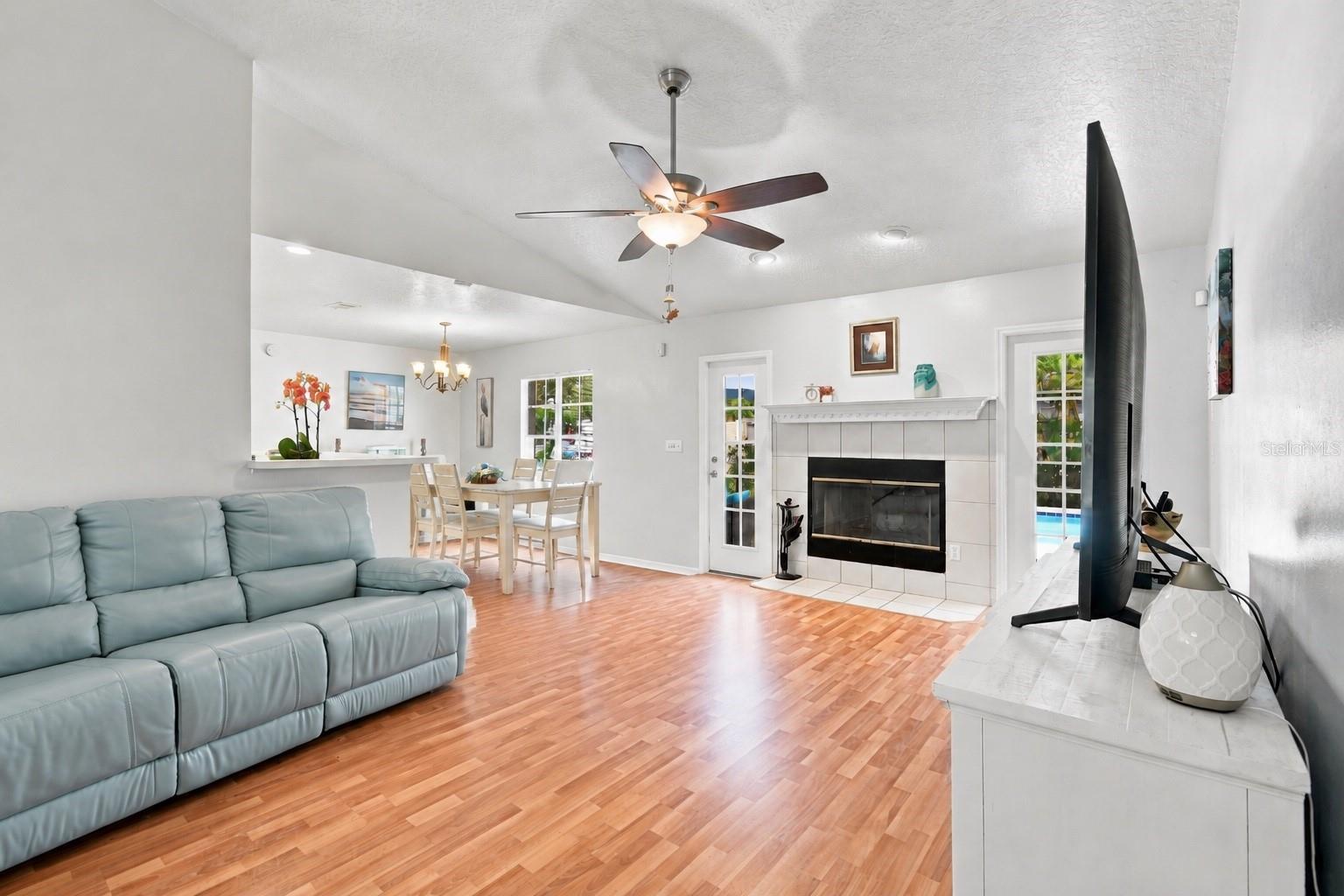 1009 Spring Loop Way Property Photo 4