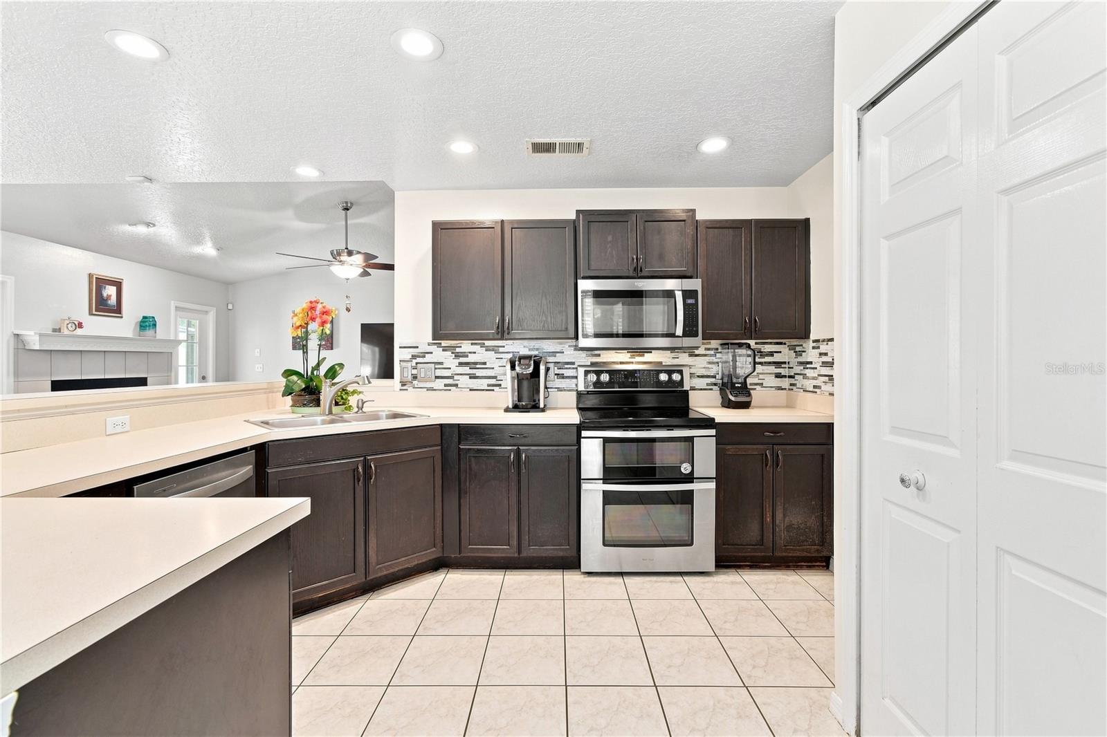 1009 Spring Loop Way Property Photo 6