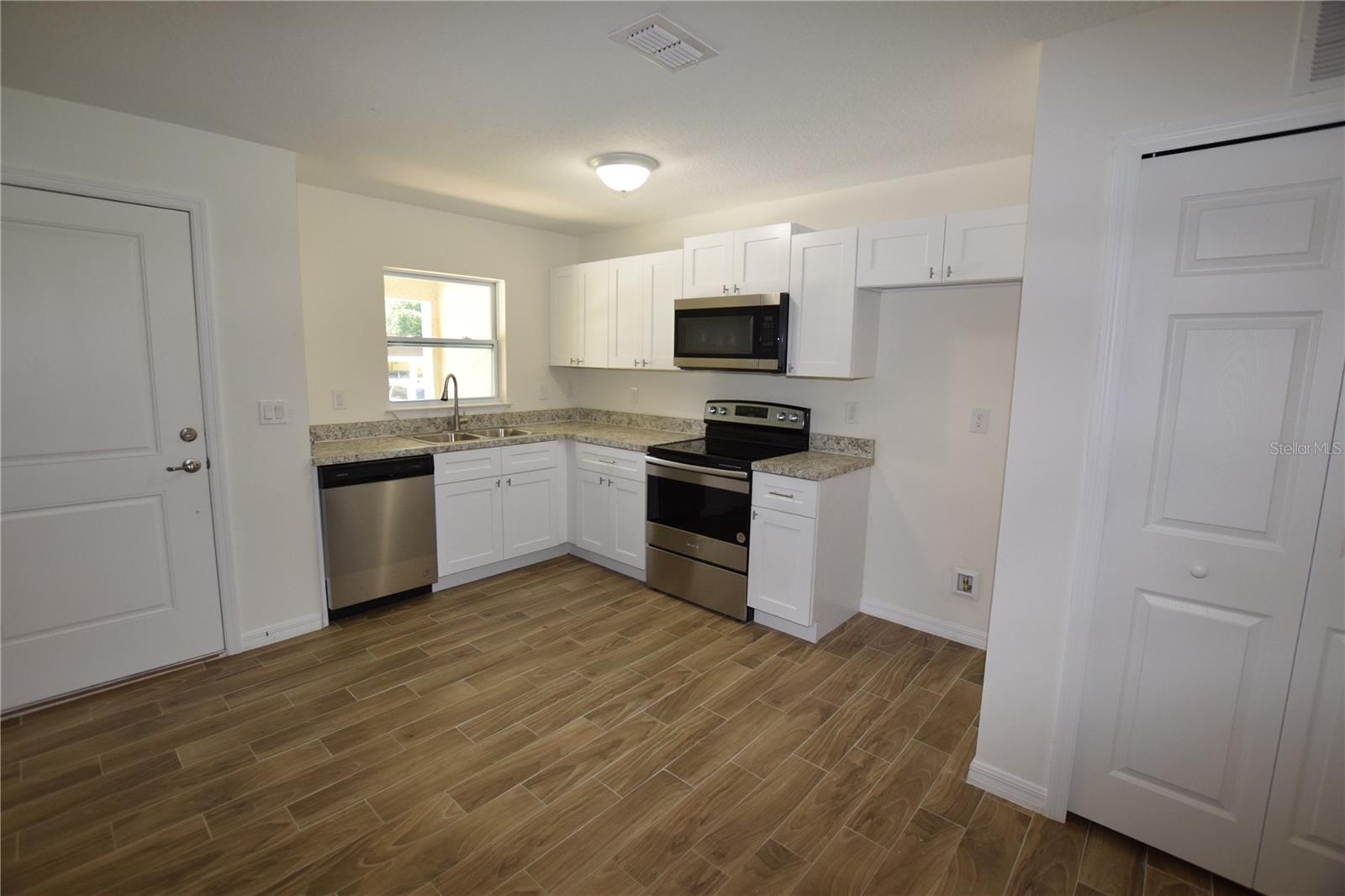2318 W Cannon Ter Nw #b Property Photo 3