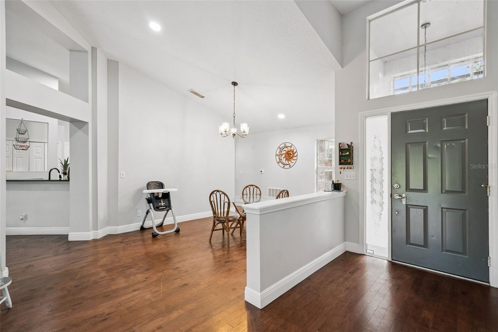 806 Oak Forest Ct Property Photo 4