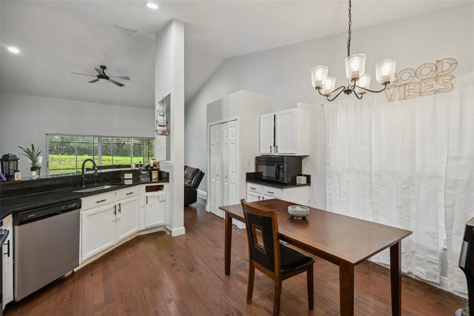 806 Oak Forest Ct Property Photo 13