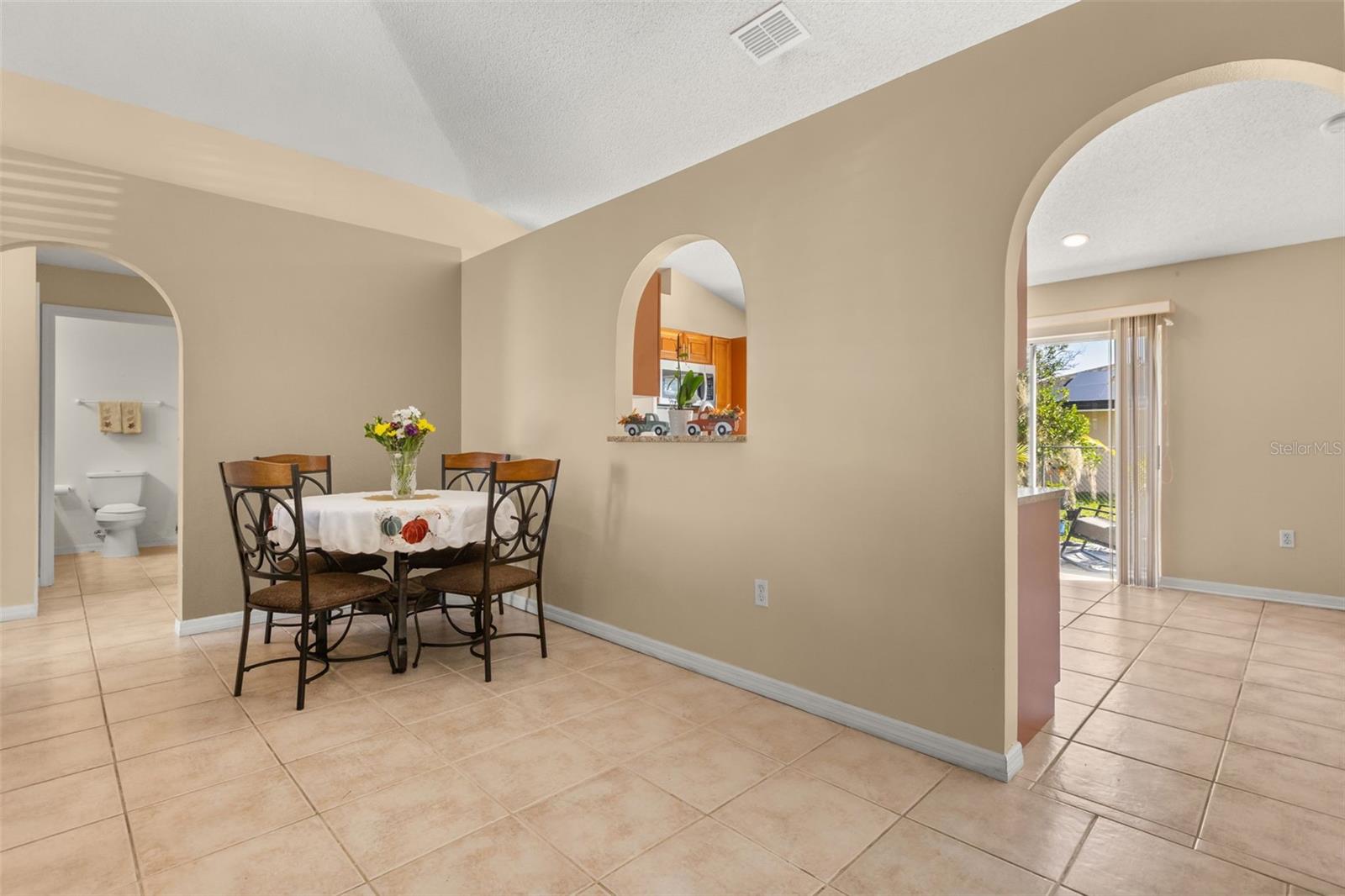 374 Colonade Ct Property Photo 8