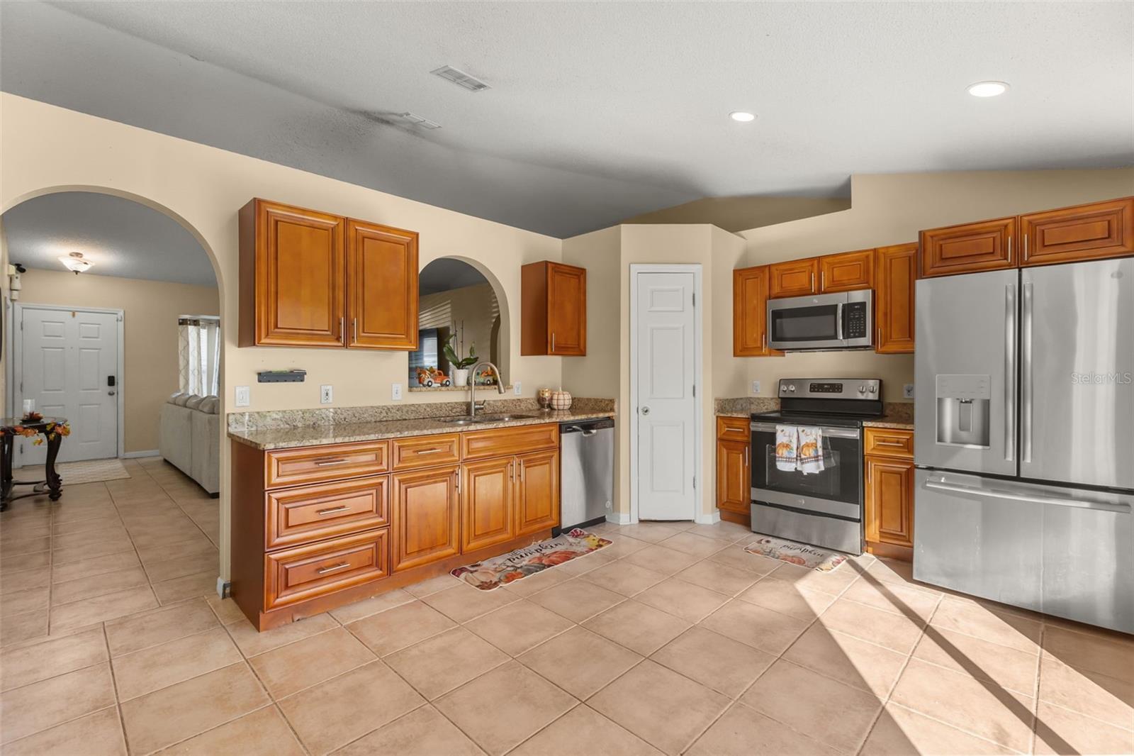 374 Colonade Ct Property Photo 9