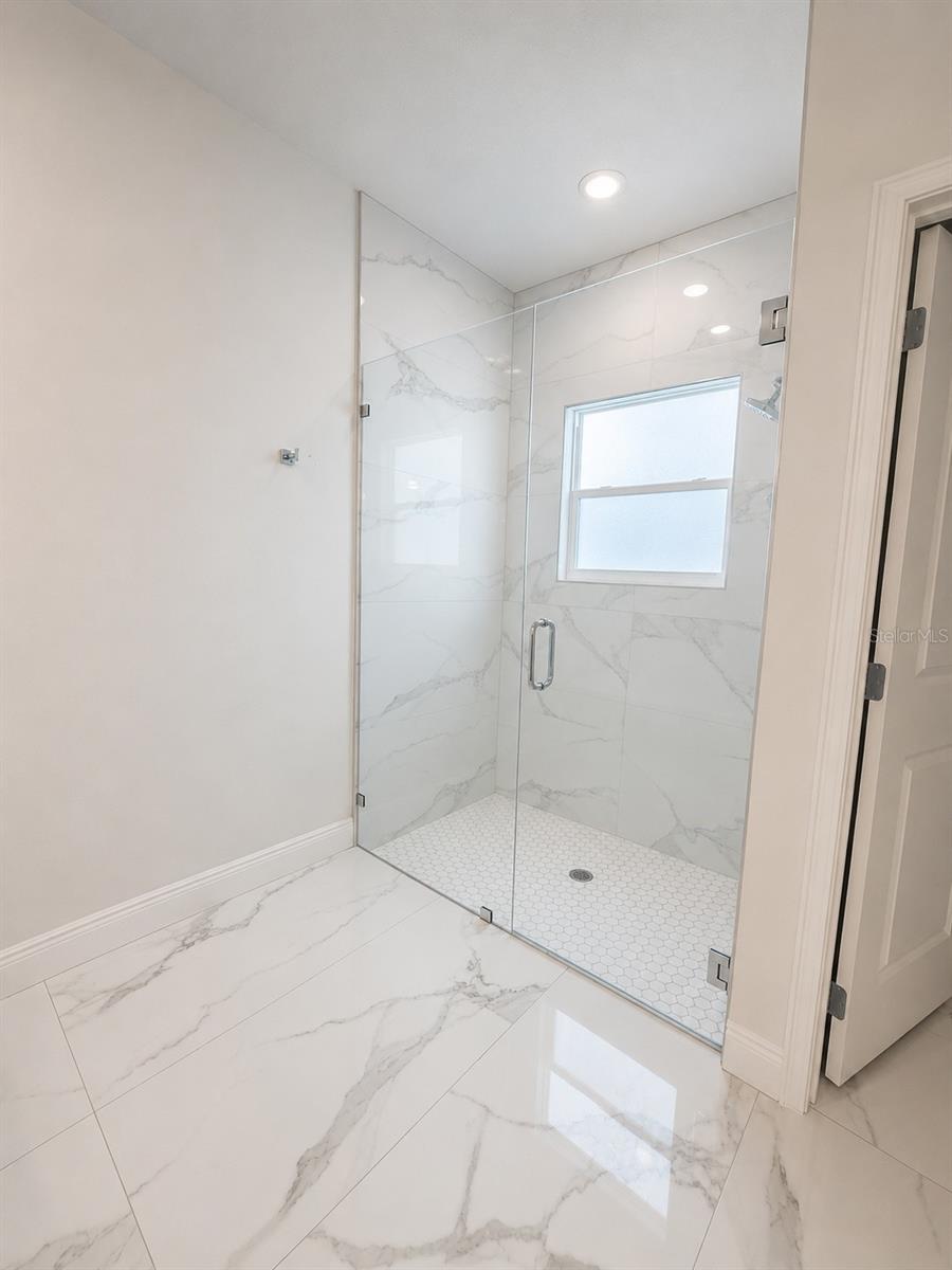 301 Michigan Pl Property Photo 6