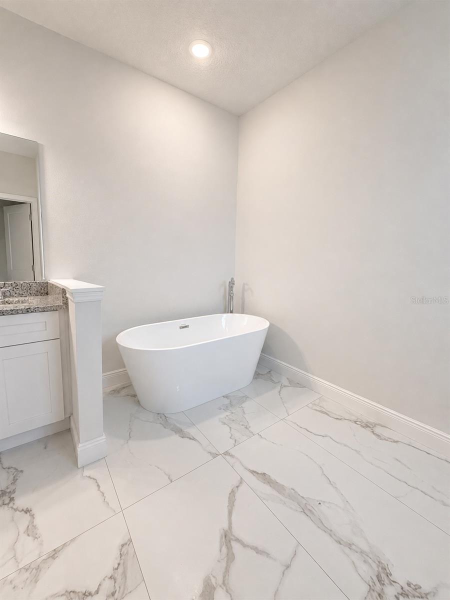 301 Michigan Pl Property Photo 8