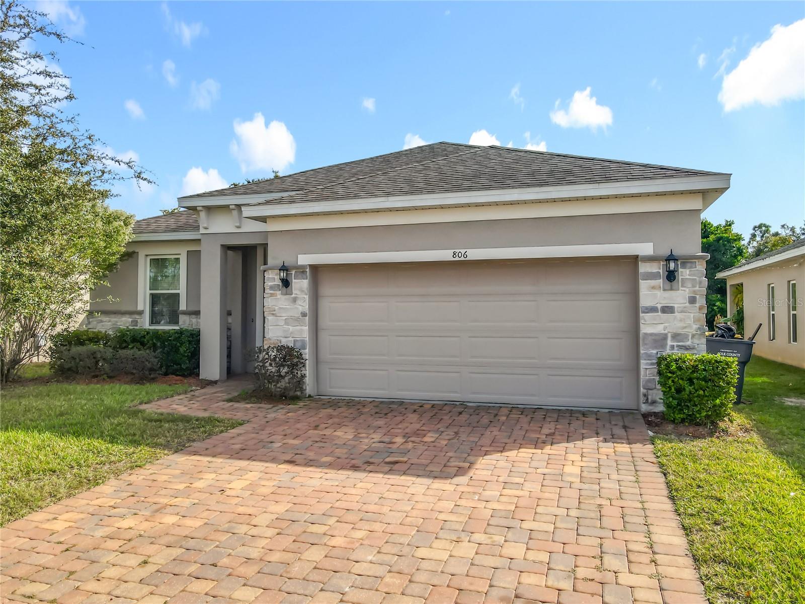 O6434753 Property Photo 2