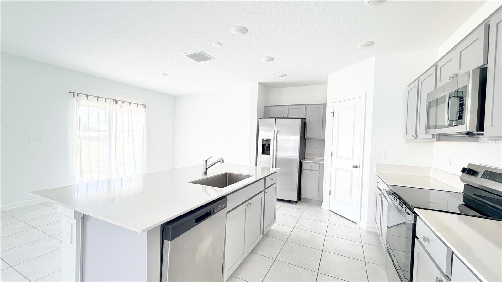 1033 Waterfall Blvd Property Photo 6
