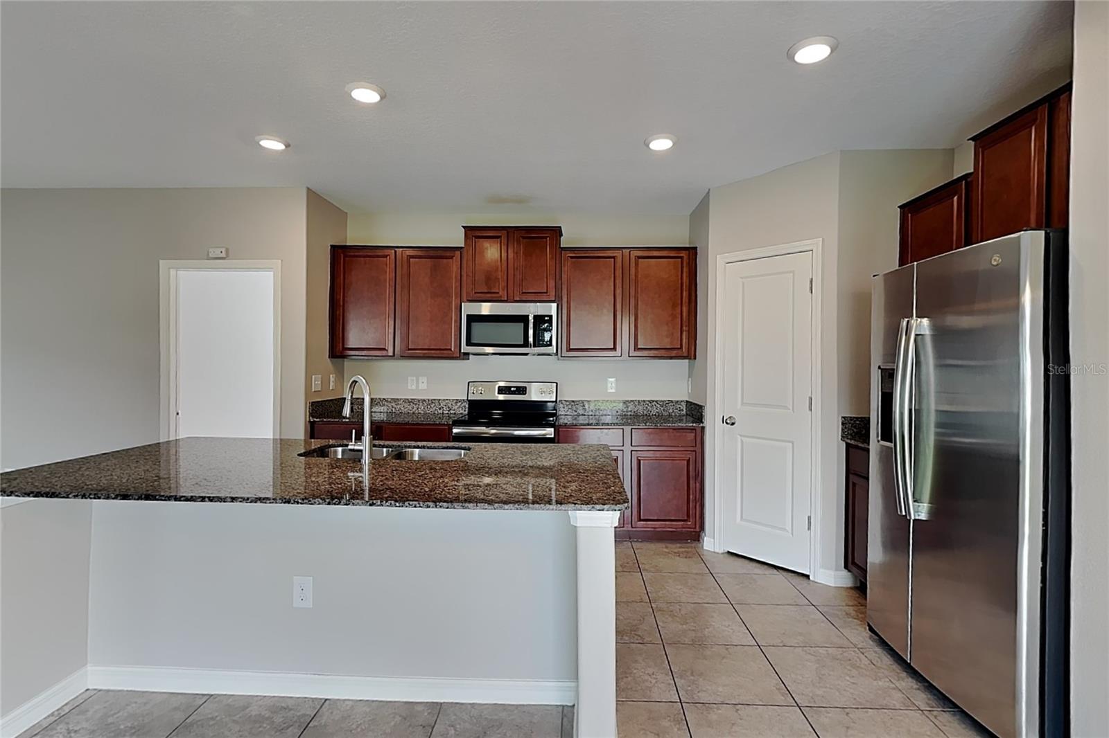 O6434855 Property Photo 6