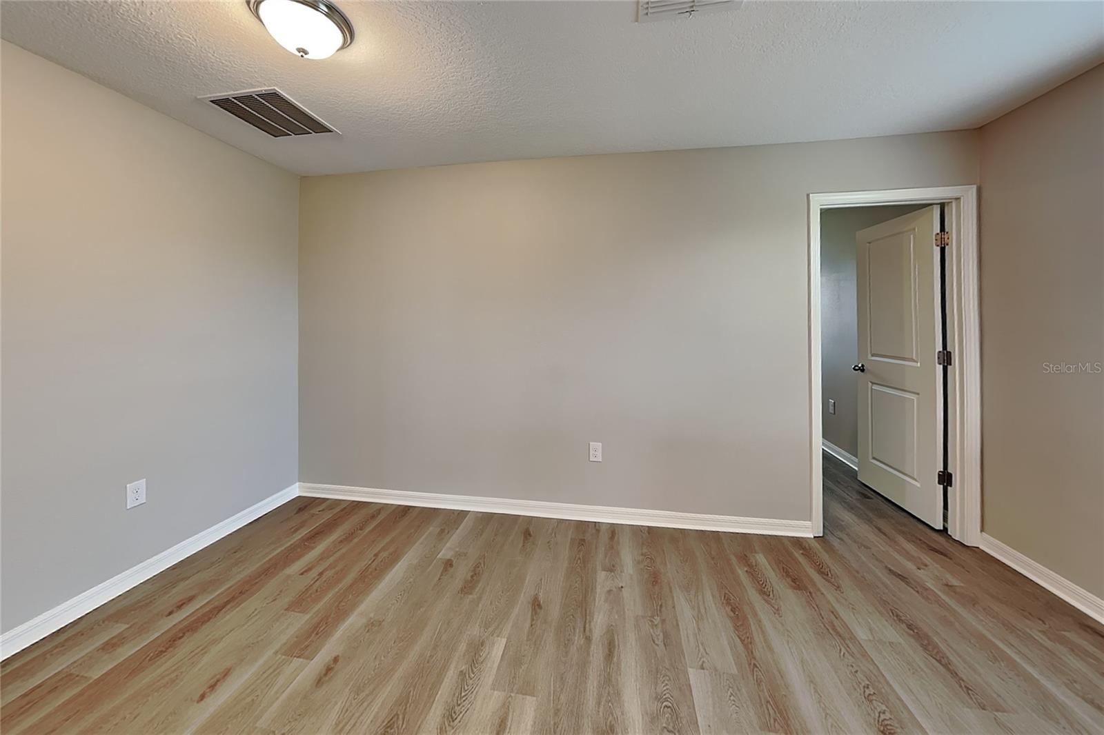 O6434855 Property Photo 16