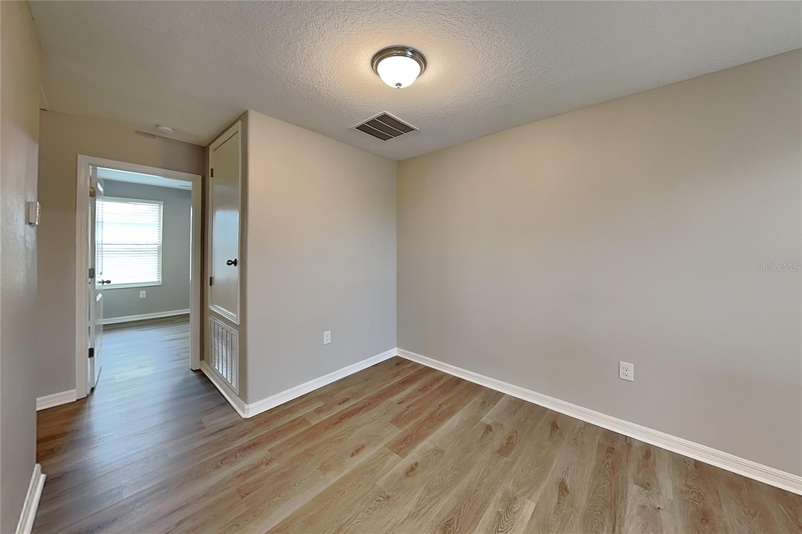 O6434855 Property Photo 17