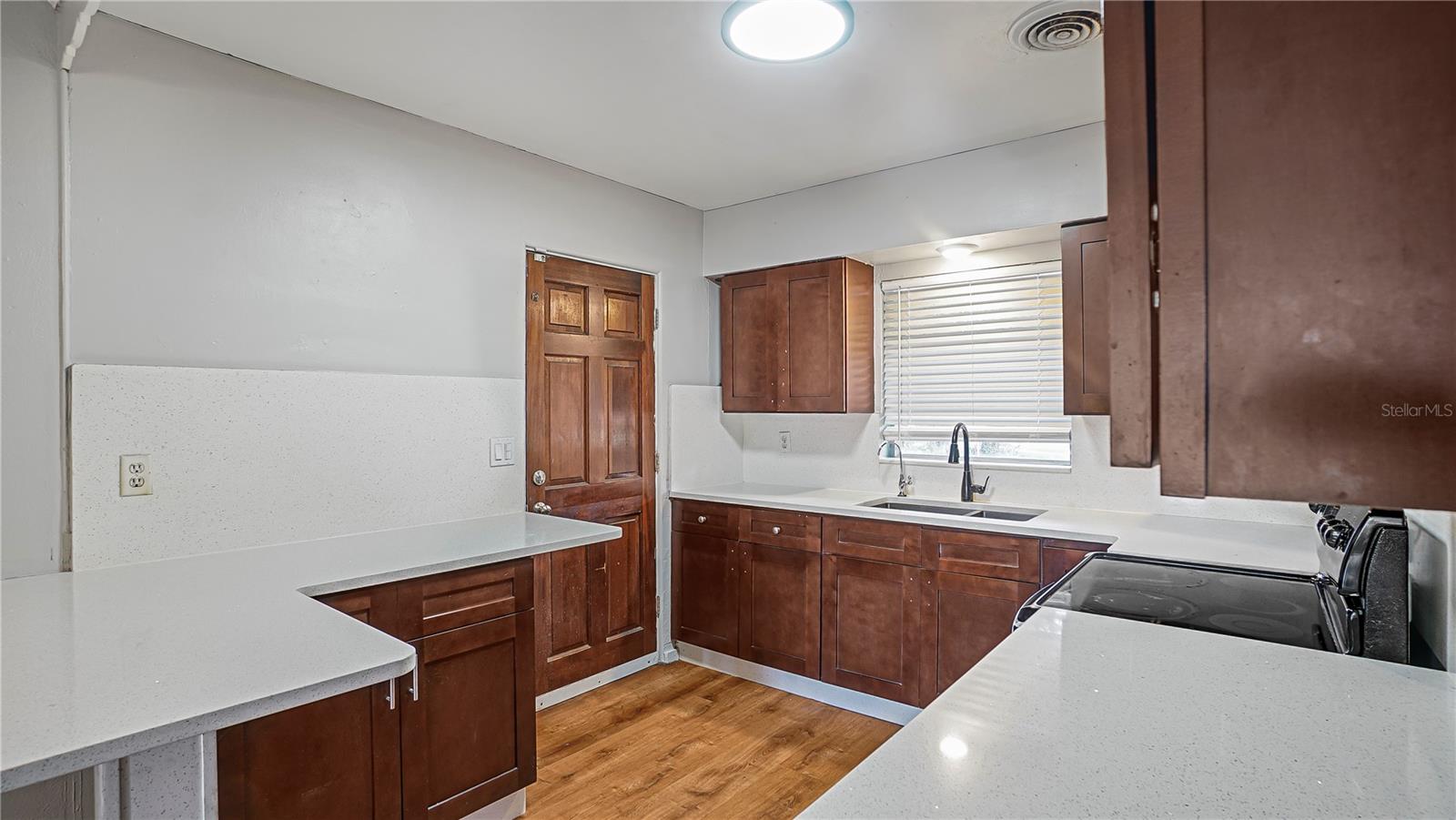 5518 Riviera Dr Property Photo 8