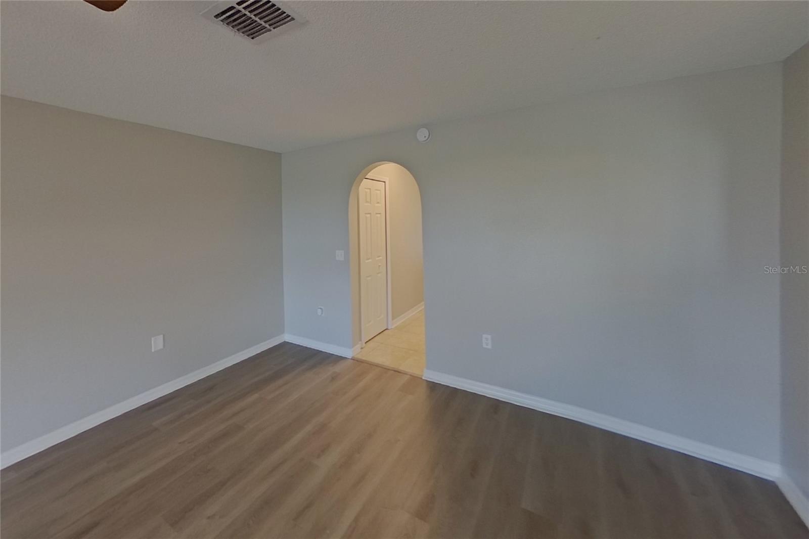 O6434921 Property Photo 2