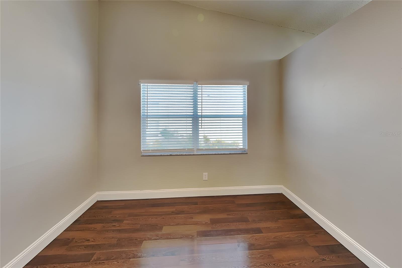 O6434942 Property Photo 4
