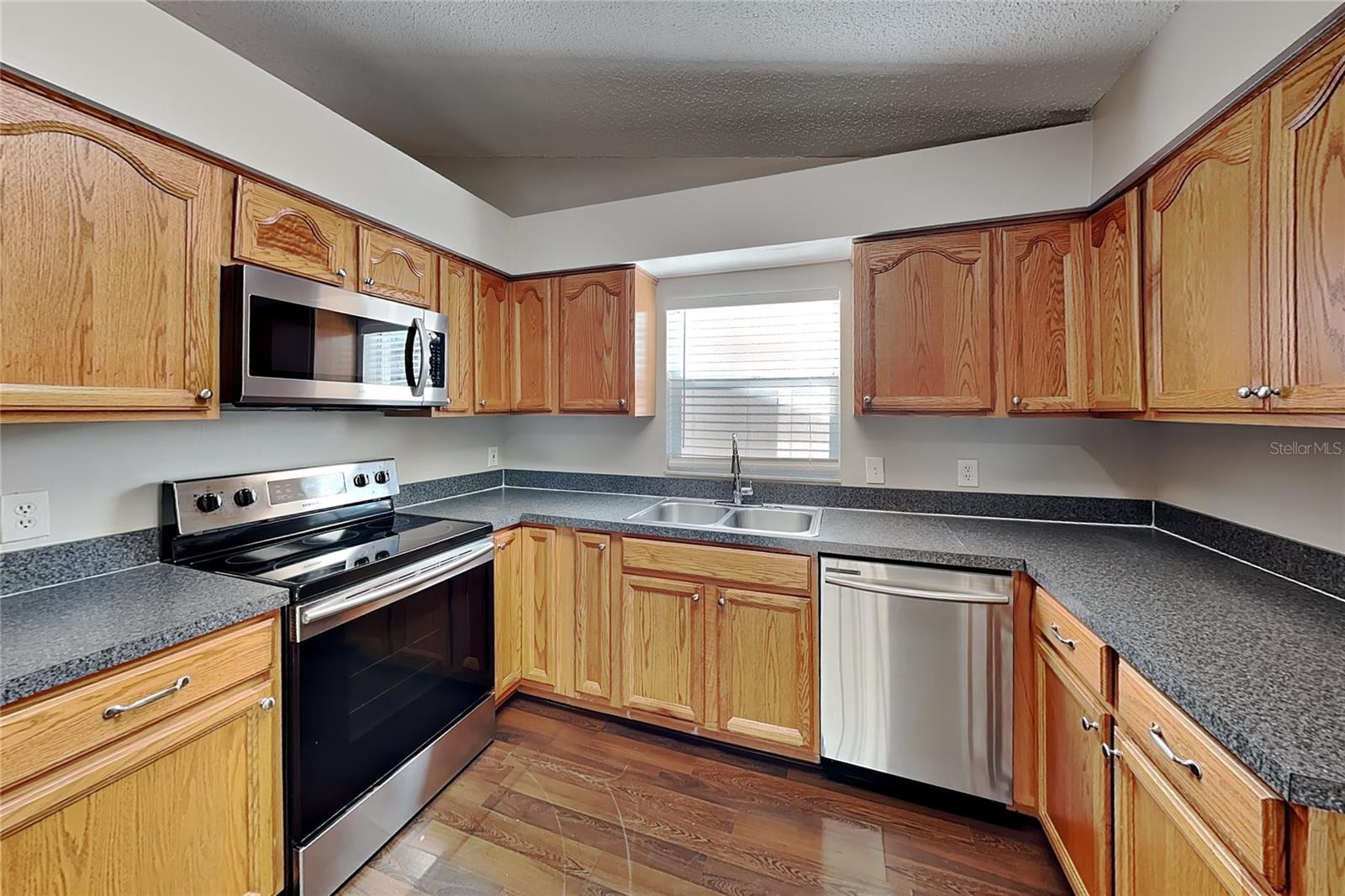 O6434942 Property Photo 6
