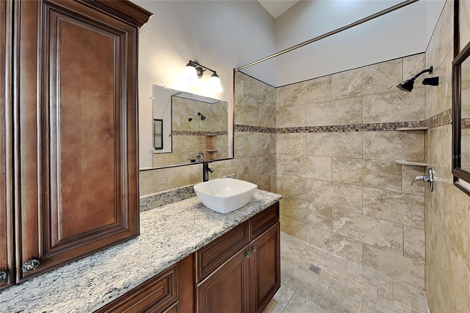 O6434942 Property Photo 8