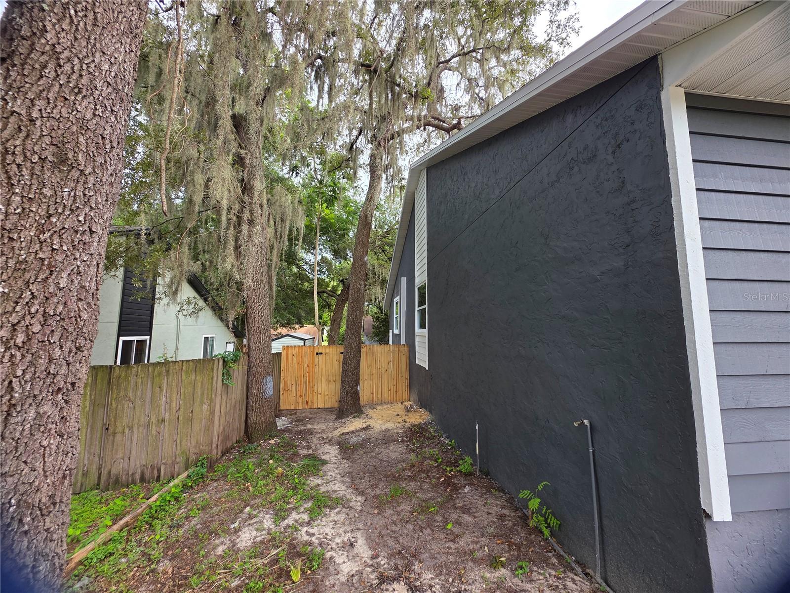 1422 Plymouth Ave Property Photo 6