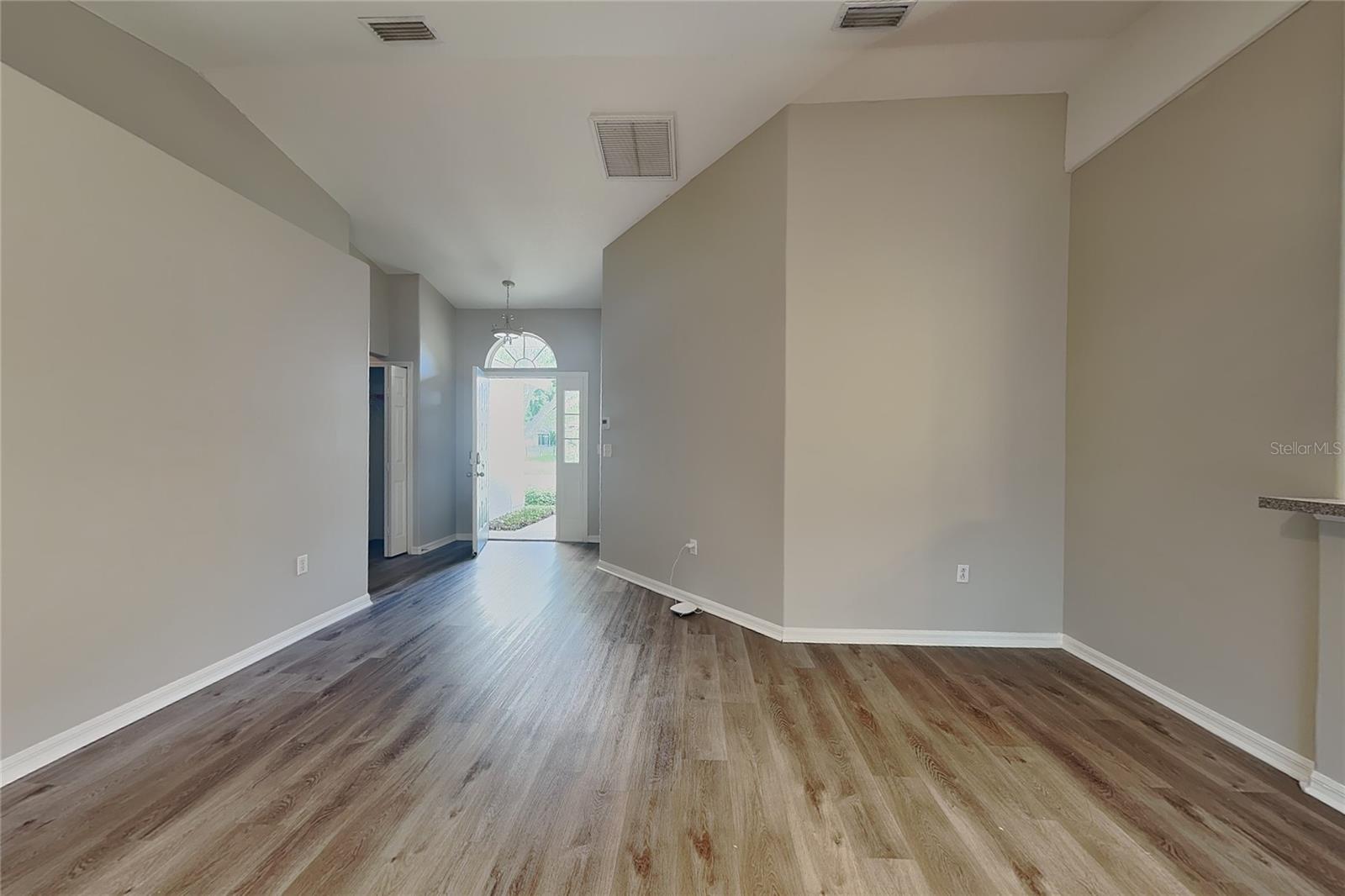 O6434976 Property Photo 2